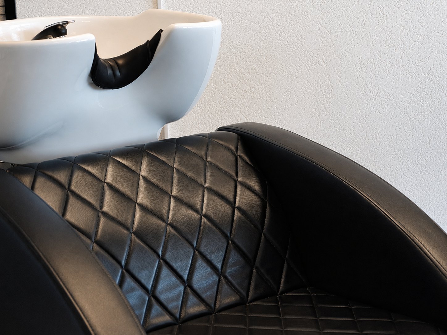 Fauteuil et bac shampoing du salon Bragoni